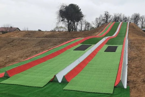 Equipment and construction of year-round sledding hills