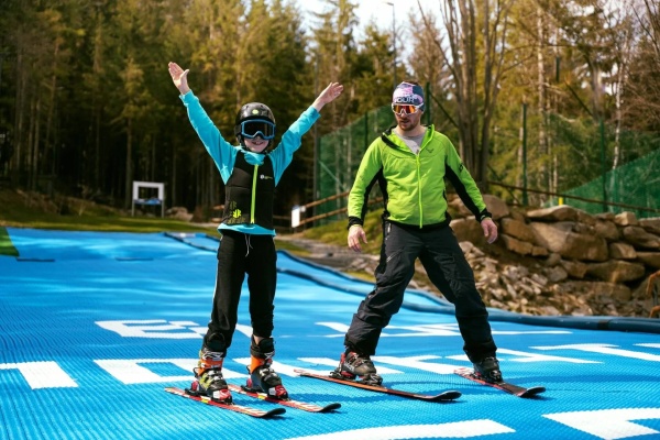 Dry ski slope surfacing as a base for ski lift platforms and tracks